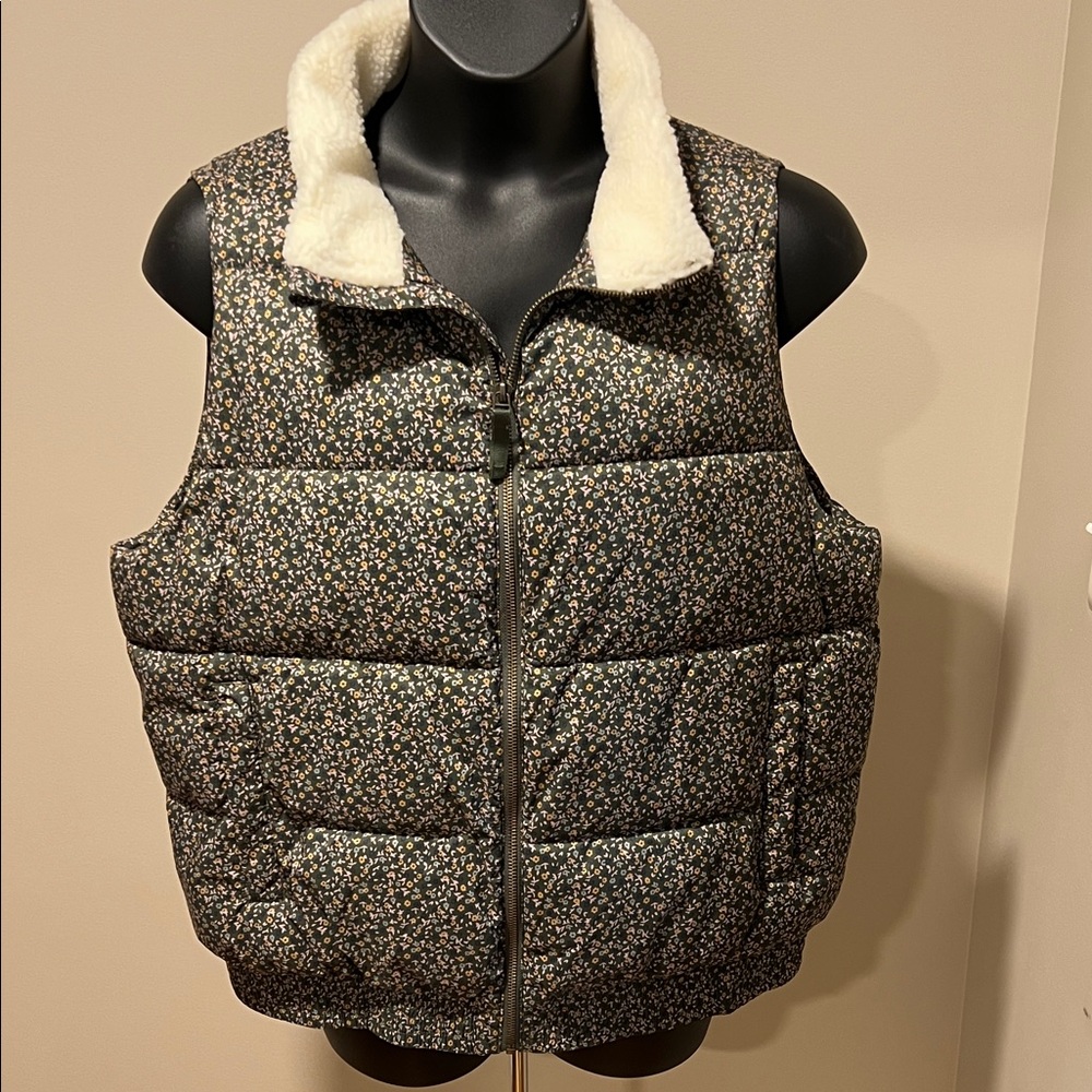 Universal Thread Green Floral Puffer Vest